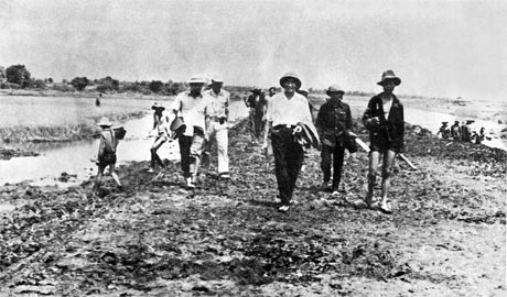 Lãnh đạo tỉnh thăm vùng ĐTM ngày đầu khai phá. Ảnh: Tư liệu