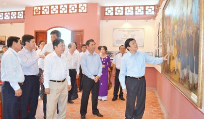 Chủ tịch nước Trương Tấn Sang và  lãnh đạo tỉnh viếng Đền thờ AHDT Trương Định. Ảnh: NC