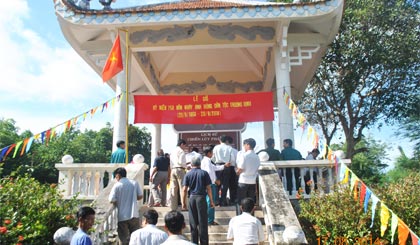 Cán bộ và nhân dân xã Phú Tân, huyện Tân Phú Đông dự Lễ giỗ lần thứ 150 của Anh hùng dân tộc Trương Định. 						Ảnh: NGỌC THƠ