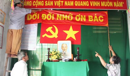  Nhân dân trang trí bàn thờ, chuẩn bị  lễ giỗ Bác.