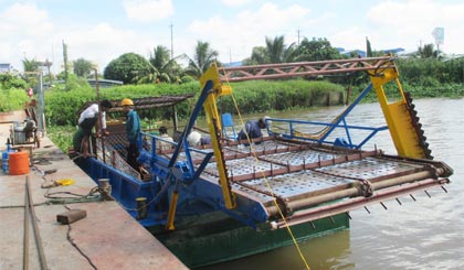 Phương tiện thủy chuyên dụng xử lý lục bình trên sông, kinh, rạch của Dự án dự kiến sẽ đưa vào vận hành vào cuối năm 2014.
