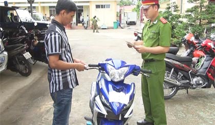 Công an Cai Lậy trao trả tài sản cho anh Tân.