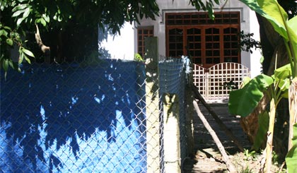 Hộ bà Thơi xây nhà vệ sinh trước cửa cổng và rào chắn bít lối vào nhà Bà Chính.