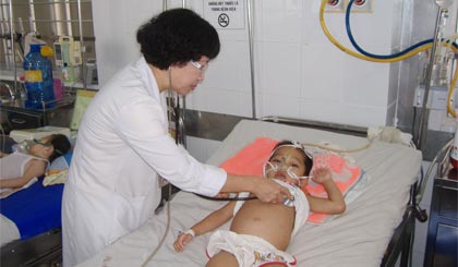 Sự tận tụy của thầy thuốc là niềm mong đợi của bệnh nhân (Trong ảnh: Chăm sóc bệnh nhi tại Khoa Nhi Bệnh viện Đa khoa tỉnh).