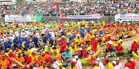 Các đội tập kết dự lễ khai mạc để chuẩn bị vào thi đấu.