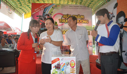 Khách hàng tiến hành rút thăm trúng thưởng Chương trình “Mua 1 được 2 - Rinh ngay giải thưởng” của HEAD Nam Anh 2.