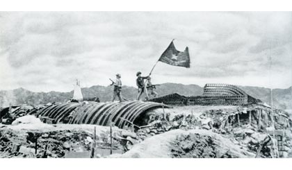 Cờ “Quyết chiến, quyết thắng” phấp phới tung bay trên nóc hầm Tướng Đờ-cát-tơ-ri.