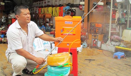 Bình xịt máy do anh Minh cải tiến có thể đảm bảo áp lực cho đoạn dây dẫn dài đến 150 m.