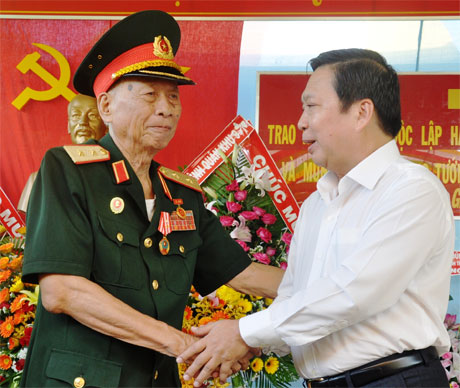 Bí thư Tỉnh ủy Trần Thế Ngọc chúc mừng 