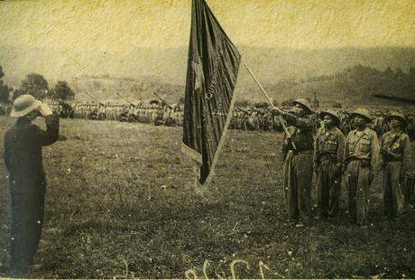 Đại tướng Võ Nguyên Giáp trao cờ “Quyết chiến Quyết thắng” của Hồ Chủ tịch tặng các đơn vị lập công trong chiến dịch Điện Biên Phủ.