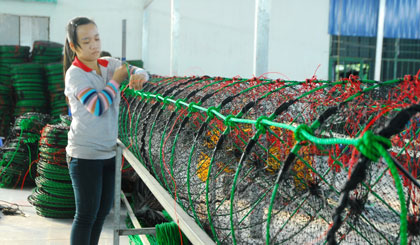 Sản xuất lưới dùng để nuôi hải sản dưới biển. Ảnh: NGUYỄN SỰ