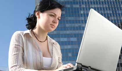 Nên thường xuyên chớp mắt khi ngồi làm việc với máy tính (nh: KT