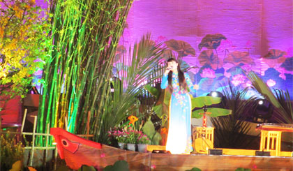 Ngọc Đặng biểu diễn trong đêm vinh danh ĐCTT là “Di sản của nhân loại”.