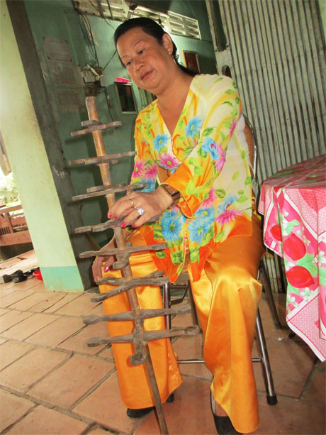 Út Son giới thiệu cây “cửu trùng đài” của mẹ nuôi là bà bóng Lê Thị Thủ  đã dạy rất nhiều học trò.