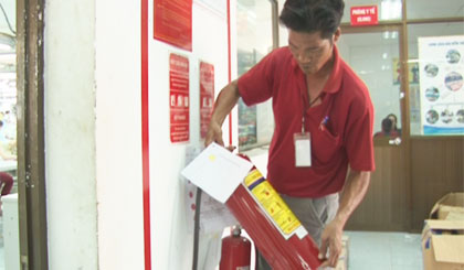 Thành viên đội PCCC Công ty TNHH MTV Pungkook Bến Tre - Chi nhánh Mỹ Tho kiểm tra thiết bị chữa cháy.