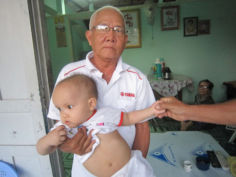 Khói bụi  từ cơ sở xay xát lúa gạo Vinh Hiển 2  phát tán ra các hộ dân lân cận, bám vào quần áo, gây mẩn ngứa trẻ em, người lớn.