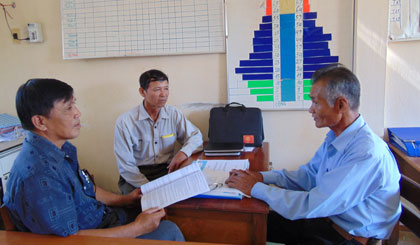 Ông Lê Quốc Thượng (bên phải), Chủ tịch Hội Luật gia xã Mỹ Thành Bắc tư vấn pháp luật cho người dân.