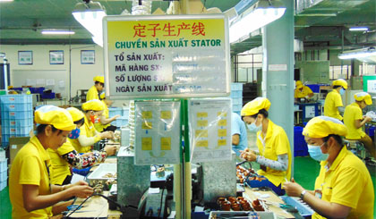 Trang bị bảo hộ lao động được các doanh nghiệp chú trọng (Ảnh chụp công nhân đang làm việc tại Công ty TNHH Điện cơ Fang Zheng Việt Nam).