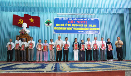 Biểu dương, khen thưởng phong trào “Tuổi cao gương sáng”.