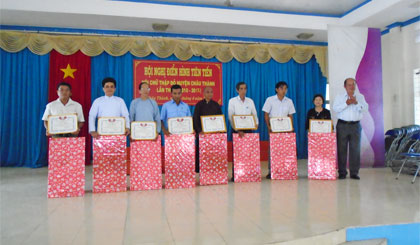 Ông Huỳnh Văn Thanh, Phó Chủ tịch Hội Chữ thập đỏ tỉnh trao Giấy khen.