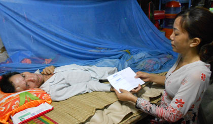 Trao tiền bạn đọc giúp đỡ cho anh Lê Văn Ơi (ở ấp Tân Bường B, xã Tân Phong, huyện Cai Lậy