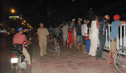 Người dân hiếu kỳ tập trung theo dõi vụ việc.