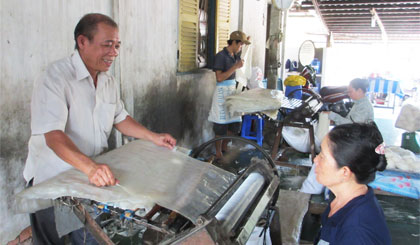 Ông Trương Văn Thuận đang cùng  vợ cắt bánh hủ tiếu.