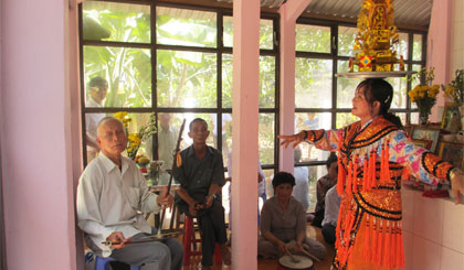 Cô Huỳnh Thị Nữ (47 tuổi), con gái út của ông Huỳnh Lĩnh Đặng múa mâm vàng.