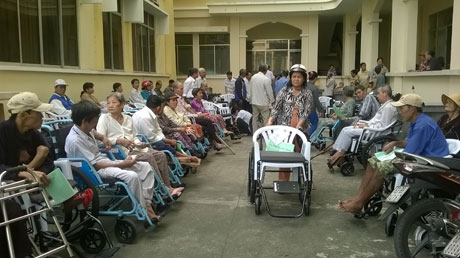 Trao xe lăn cho người khuyết tật.