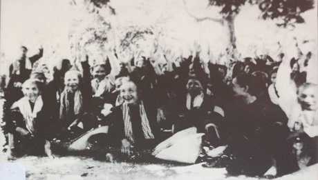 Đội quân tóc dài xã Song Thuận - Châu Thành đấu tranh giành thắng lợi chống địch rãi chất độc hóa học đòi dời bãi tập bắn ở căn cứ Đồng Tâm.