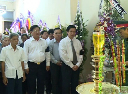Bà Trần Kim Mai thăm hỏi, tặng quà gia đình chính sách.