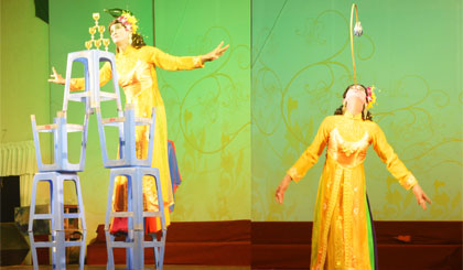 Nghệ nhân Lê Minh Hùng rót rượu bằng đầu và múa nhạo (hình thức múa bêu).