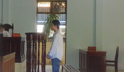  Bùi Chí Lâm đứng trước toà chờ lãnh án.