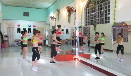 Nhiều chị em phụ nữ tham gia tập Areobic tại CLB Dance fitness.