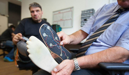 Anh Rangger và bàn chân giả. Ảnh: Europe Newsweek.