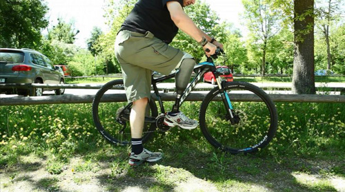  Anh Rangger có thể đi bộ, đạp xe, leo núi bình thường bằng chân giả. Ảnh: Europe Newsweek