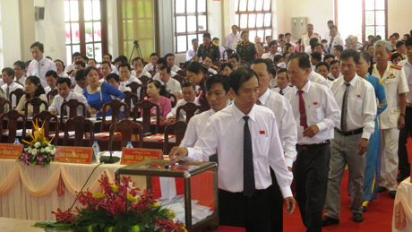 Đảng viên bỏ phiếu bầu BCH nhiệm kỳ mới.