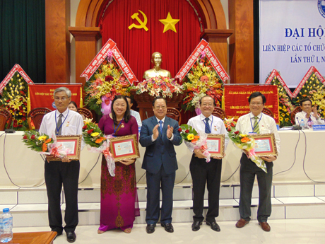 LHCTC Hữu Nghị Việt Nam tặng Kỷ Niệm chương “Vì hòa bình, hữu nghị giữa các dân tộc” cho các cá nhân.