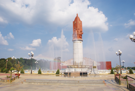 Tượng đài Bảo vệ An ninh Tổ quốc tại căn cứ Ban An ninh Trung ương Cục miền nam.