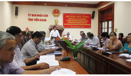 Ông Lê Hồng Quang, Phó Bí thư Tỉnh ủy phát biểu tham luận tại hội nghị trực tuyến.