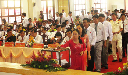 Đảng viên bỏ phiếu bầu BCH Đảng bộ huyện Gò Công Tây nhiệm kỳ 2015 - 2020.