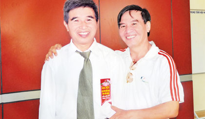 Tác giả và anh Tám Chất (bên trái)