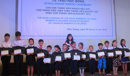 Bà Trần Thị Thanh Thụy, Giám đốc Quỹ Hỗ trợ phụ nữ phát triển kinh tế trao học bổng cho các em.