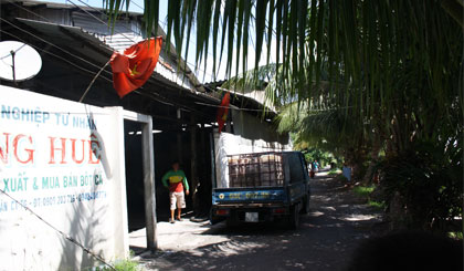 Xe tải đang chở nguyên liệu tới cơ sở Hồng Huê.