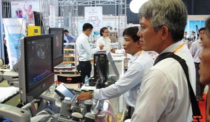 Khách tham quan Triển lãm Pharmed & Healthcare Việt Nam 2015. (Ảnh: Phương Vy/Vietnam+)