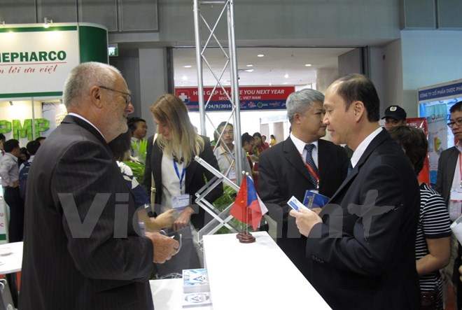 Triển lãm có sự hiện diện của nhiều đơn vị nước ngoài sản xuất và kinh doanh trang thiết bị y tế có uy tín. (Ảnh: Phương Vy/Vietnam+)