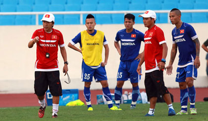 HLV Miura hướng dẫn các học trò luyện tập. Ảnh: bongda+