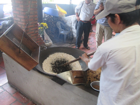 Cốm đang được rang trên chảo