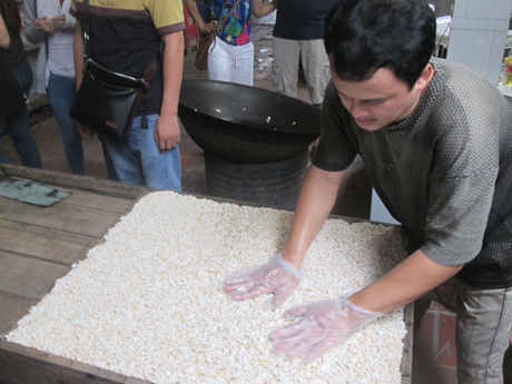 Sau khi ướp gia vị, cốm được ép  vào khuôn.