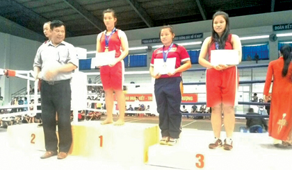 VĐV Bùi Thị Hồng Tươi, HC Vàng Giải Vô địch trẻ và Vô địch toàn quốc Kick-boxing năm 2015.